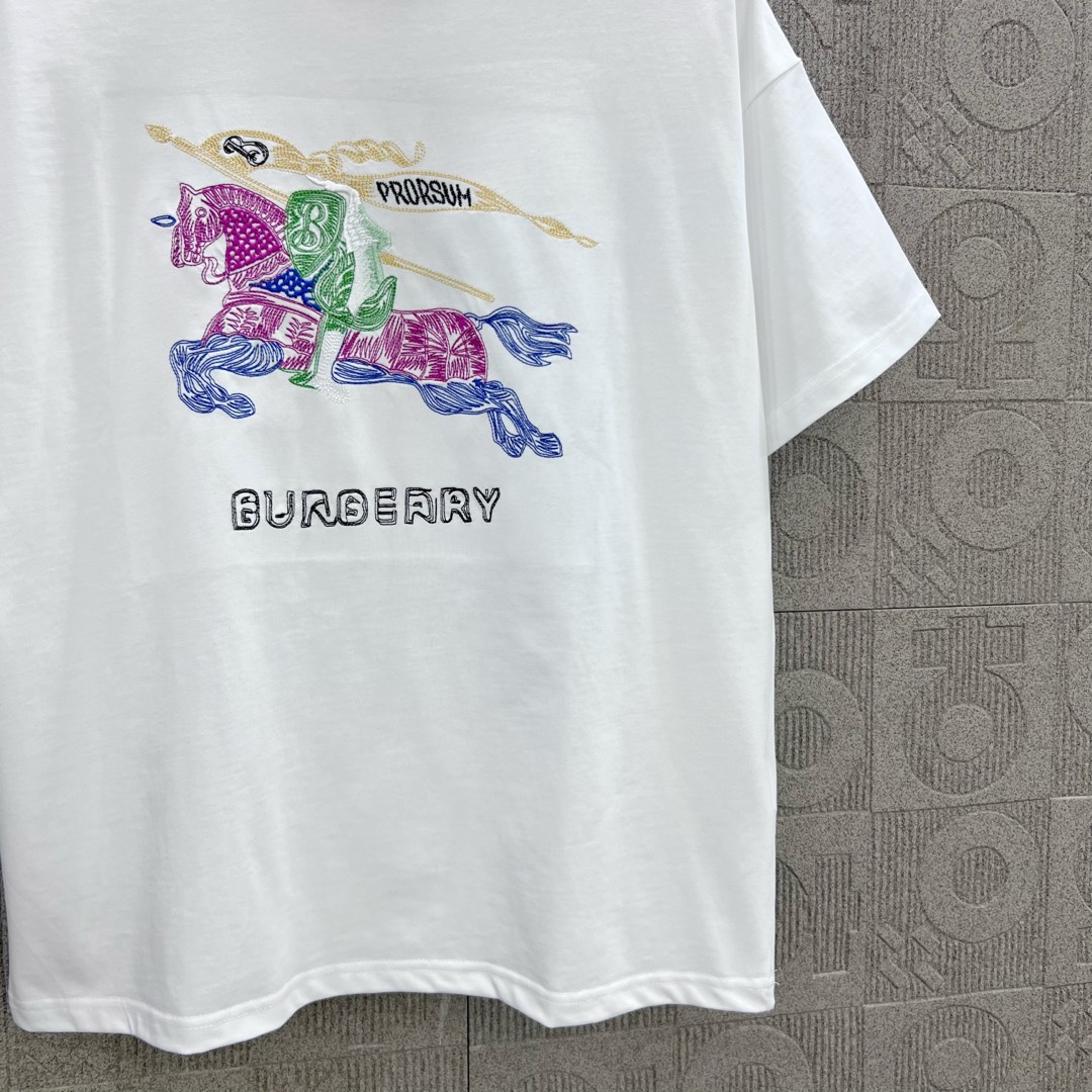  
BURBERRY 巴宝莉 彩色战马刺绣🪡
 大Logo经典识标印花精致升级
灵感源自八十年代复古
原