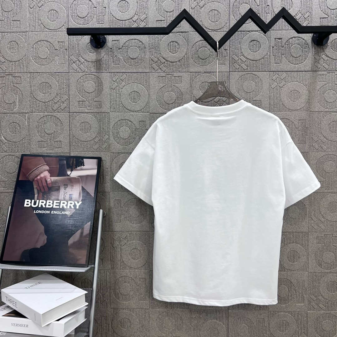  
BURBERRY 巴宝莉 彩色战马刺绣🪡
 大Logo经典识标印花精致升级
灵感源自八十年代复古
原
