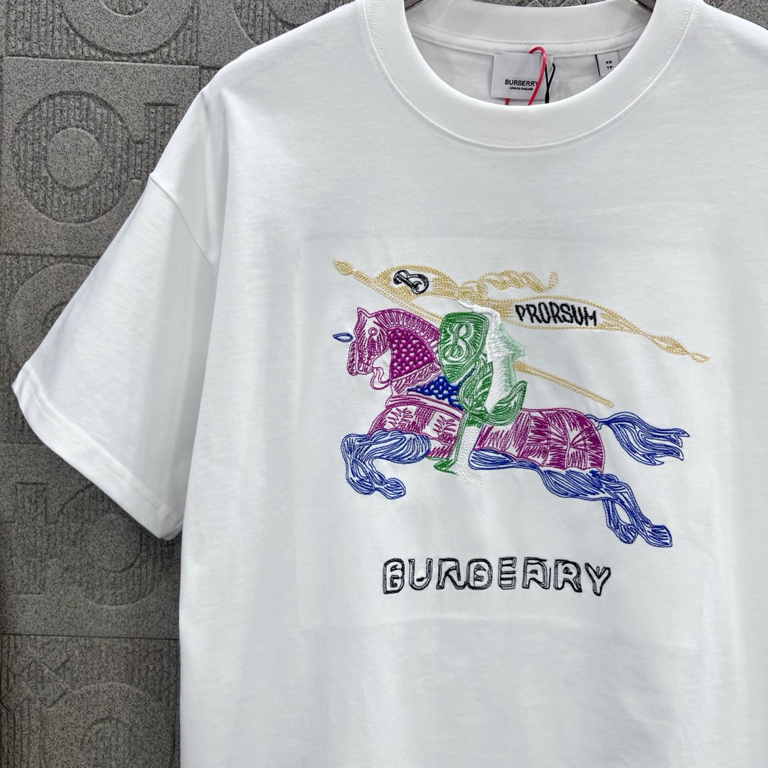  
BURBERRY 巴宝莉 彩色战马刺绣🪡
 大Logo经典识标印花精致升级
灵感源自八十年代复古
原