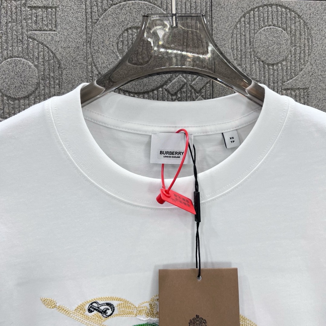  
BURBERRY 巴宝莉 彩色战马刺绣🪡
 大Logo经典识标印花精致升级
灵感源自八十年代复古
原