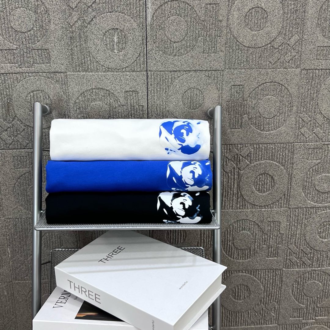  
BURBERRY 巴宝莉 直喷玫瑰花字母拼接印花
 大Logo经典识标印花精致升级
灵感源自八十年代