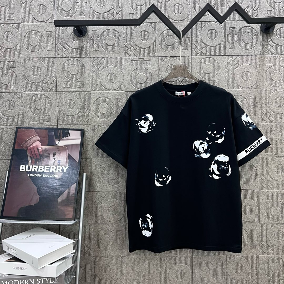  
BURBERRY 巴宝莉 直喷玫瑰花字母拼接印花
 大Logo经典识标印花精致升级
灵感源自八十年代