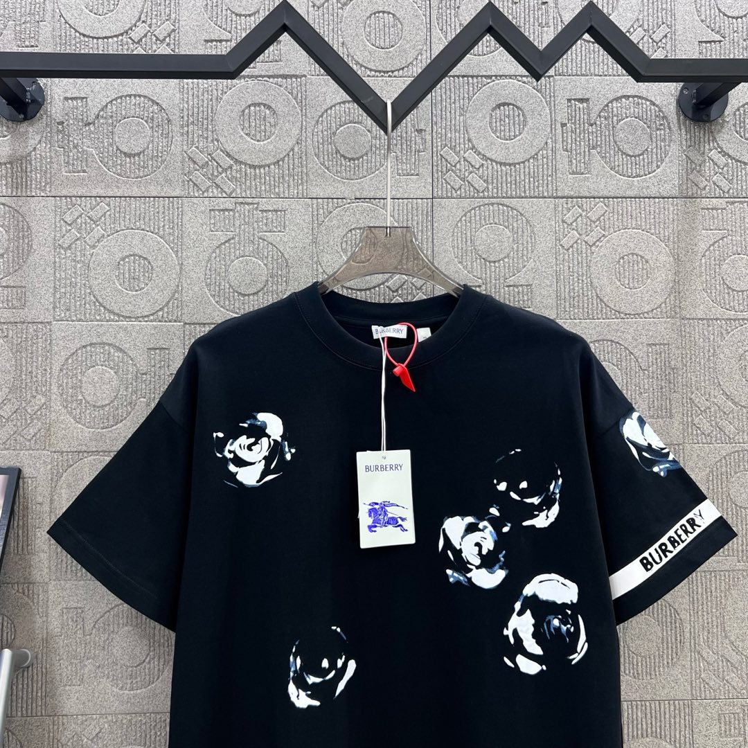  
BURBERRY 巴宝莉 直喷玫瑰花字母拼接印花
 大Logo经典识标印花精致升级
灵感源自八十年代