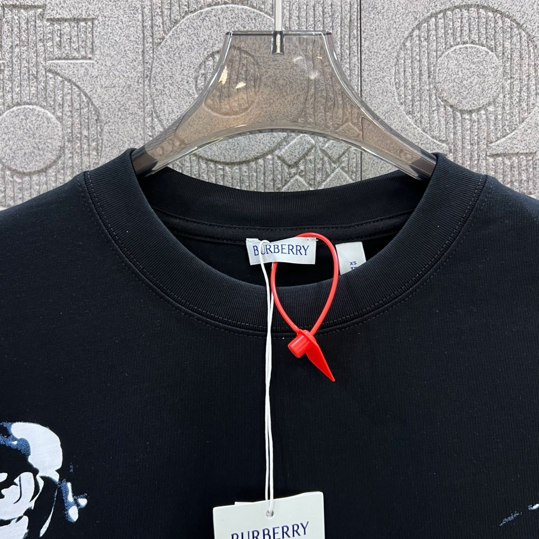  
BURBERRY 巴宝莉 直喷玫瑰花字母拼接印花
 大Logo经典识标印花精致升级
灵感源自八十年代