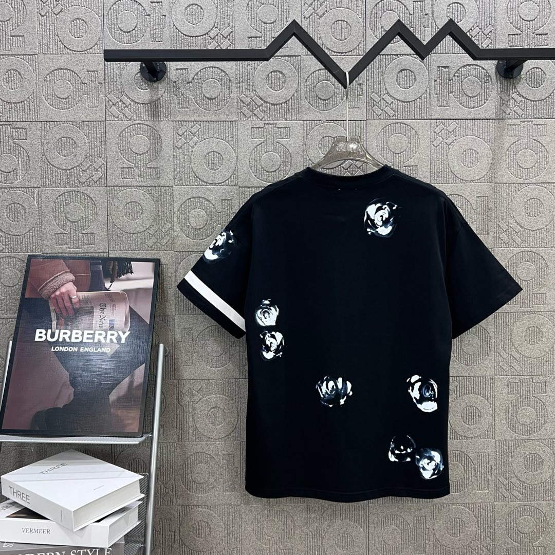  
BURBERRY 巴宝莉 直喷玫瑰花字母拼接印花
 大Logo经典识标印花精致升级
灵感源自八十年代