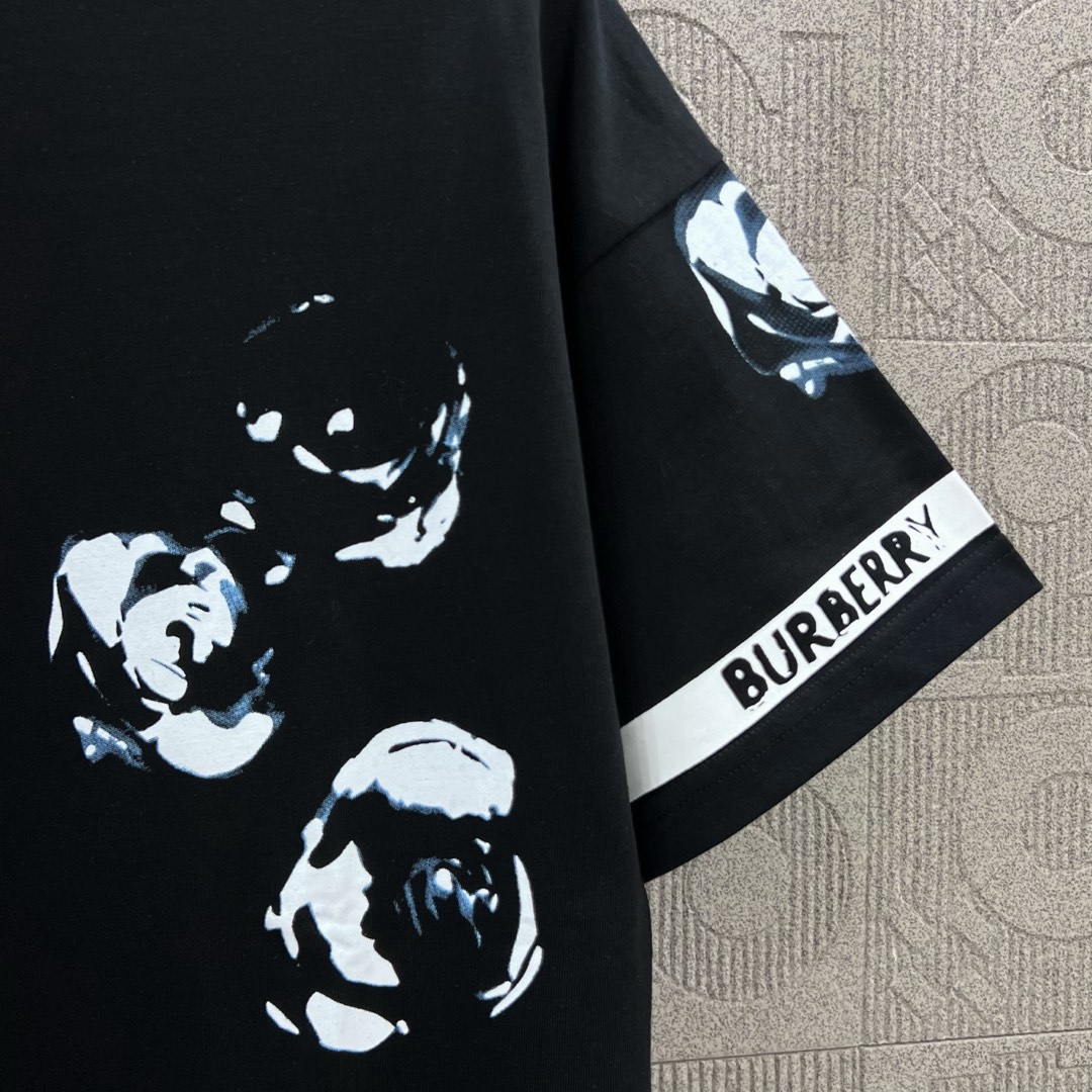  
BURBERRY 巴宝莉 直喷玫瑰花字母拼接印花
 大Logo经典识标印花精致升级
灵感源自八十年代