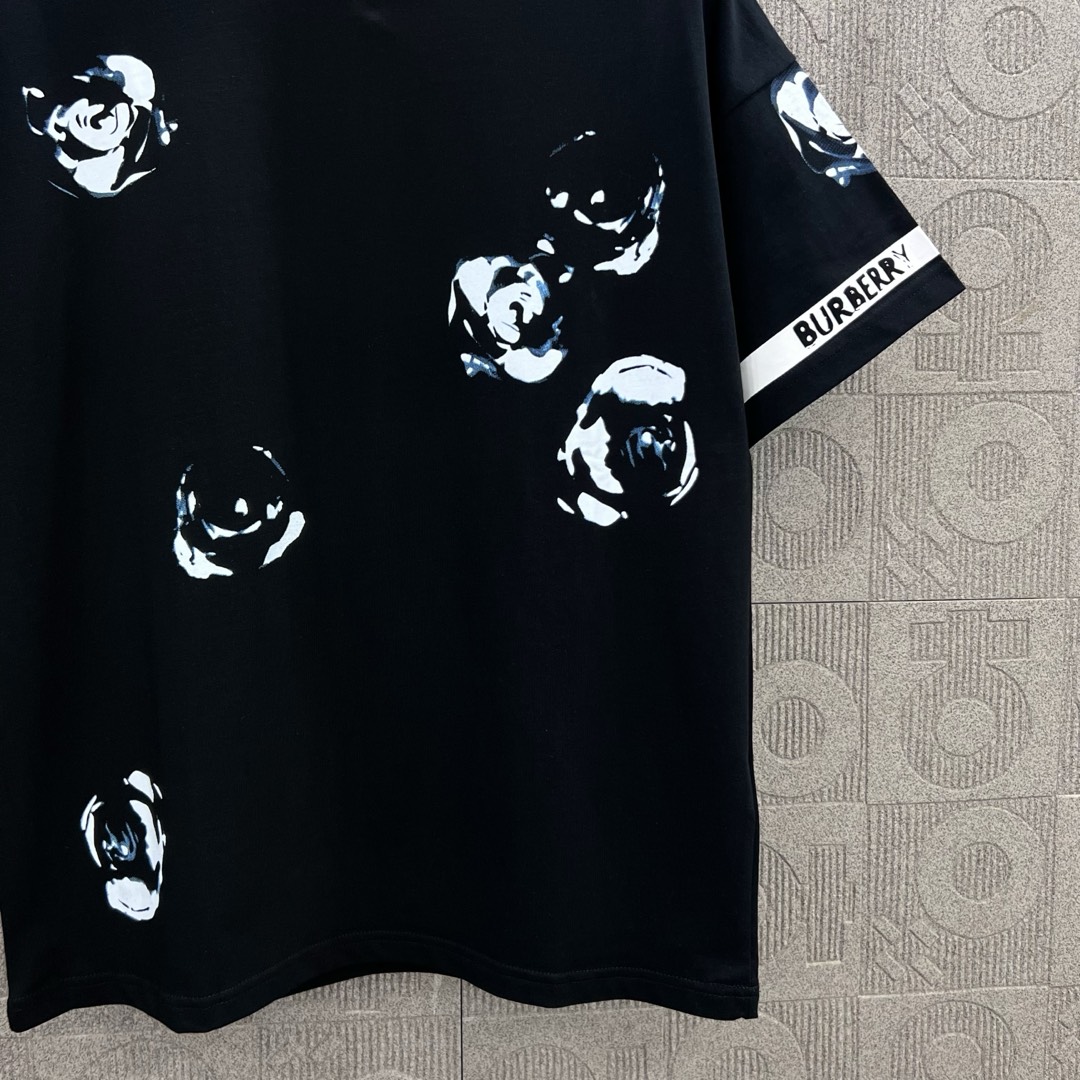  
BURBERRY 巴宝莉 直喷玫瑰花字母拼接印花
 大Logo经典识标印花精致升级
灵感源自八十年代