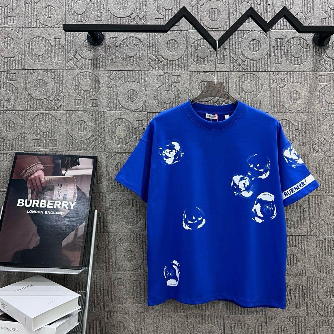  
BURBERRY 巴宝莉 直喷玫瑰花字母拼接印花
 大Logo经典识标印花精致升级
灵感源自八十年代
