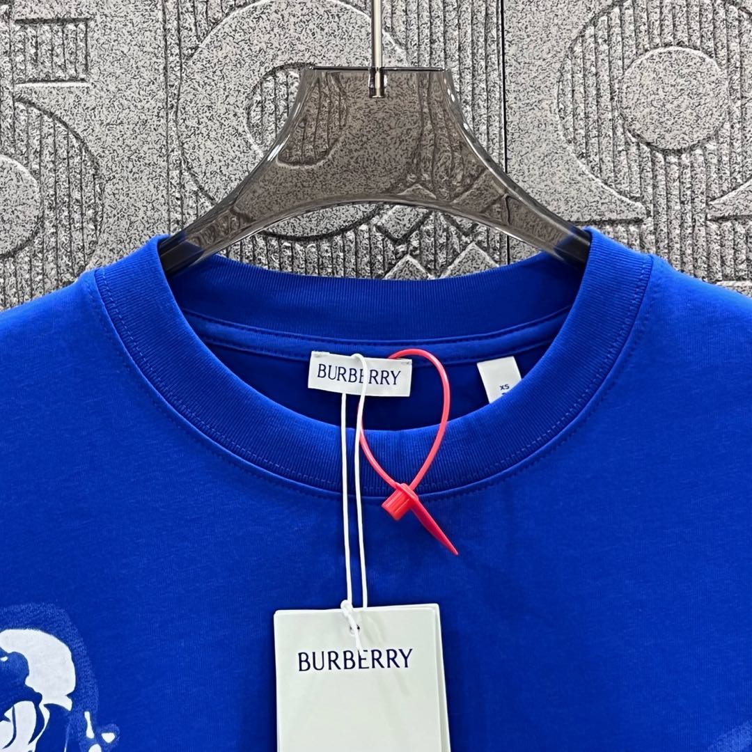  
BURBERRY 巴宝莉 直喷玫瑰花字母拼接印花
 大Logo经典识标印花精致升级
灵感源自八十年代