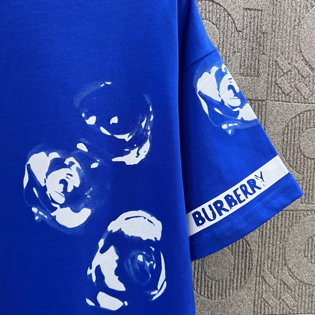  
BURBERRY 巴宝莉 直喷玫瑰花字母拼接印花
 大Logo经典识标印花精致升级
灵感源自八十年代