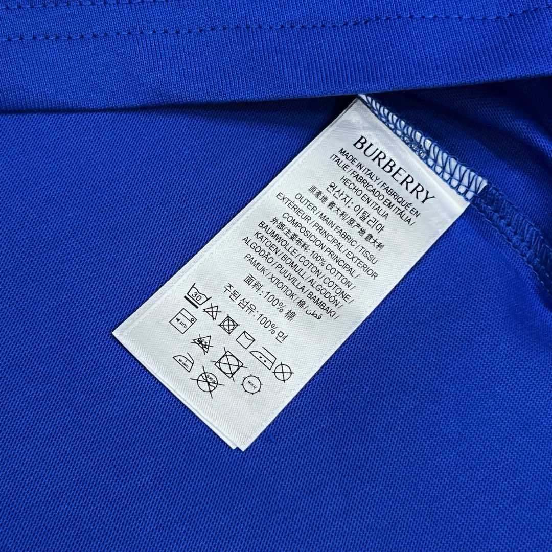  
BURBERRY 巴宝莉 直喷玫瑰花字母拼接印花
 大Logo经典识标印花精致升级
灵感源自八十年代
