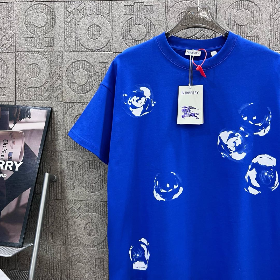  
BURBERRY 巴宝莉 直喷玫瑰花字母拼接印花
 大Logo经典识标印花精致升级
灵感源自八十年代