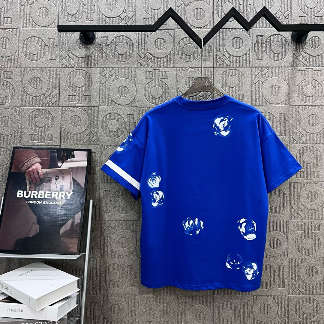  
BURBERRY 巴宝莉 直喷玫瑰花字母拼接印花
 大Logo经典识标印花精致升级
灵感源自八十年代