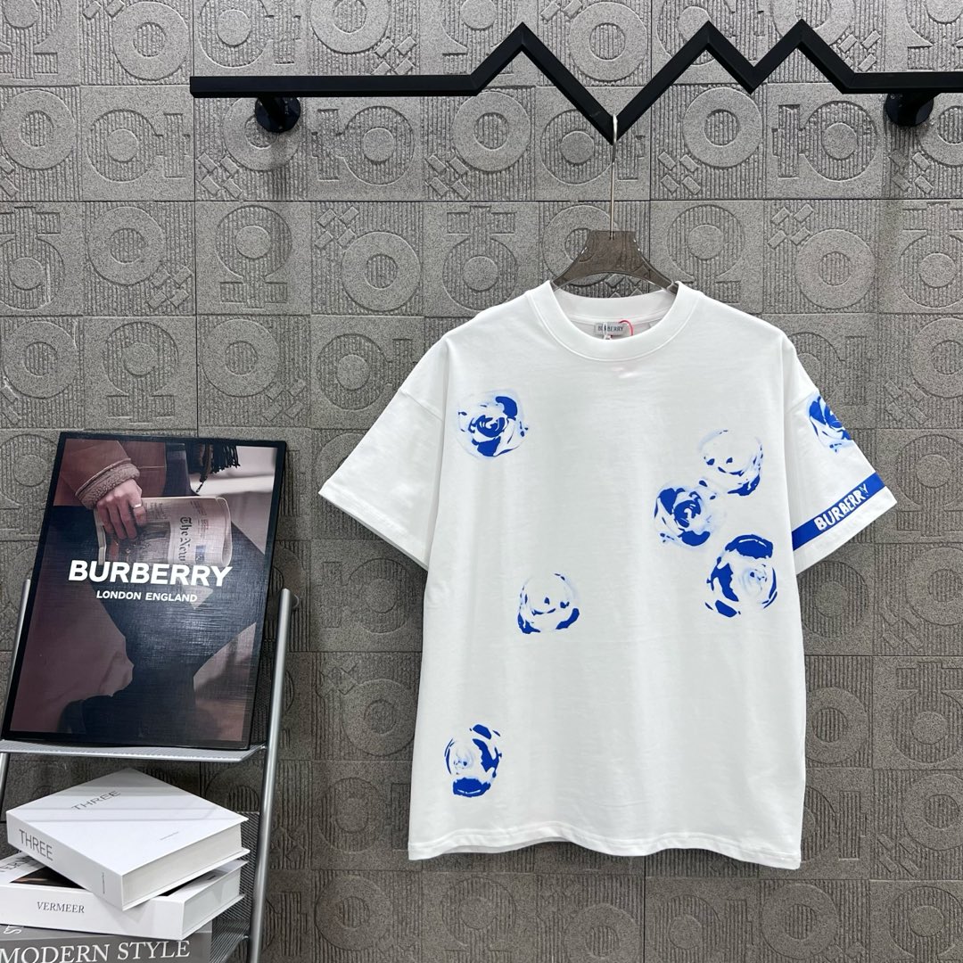  
BURBERRY 巴宝莉 直喷玫瑰花字母拼接印花
 大Logo经典识标印花精致升级
灵感源自八十年代
