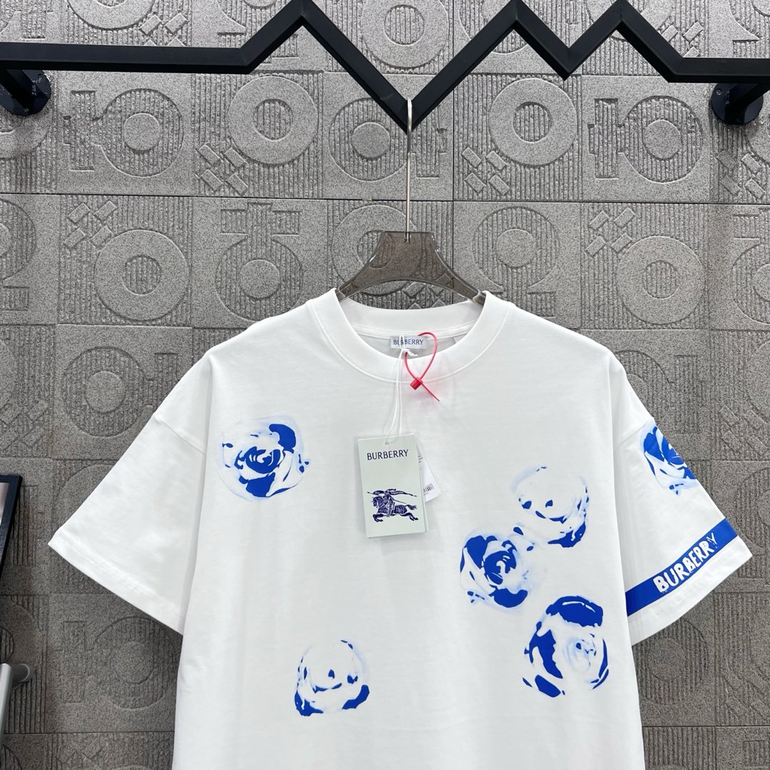  
BURBERRY 巴宝莉 直喷玫瑰花字母拼接印花
 大Logo经典识标印花精致升级
灵感源自八十年代