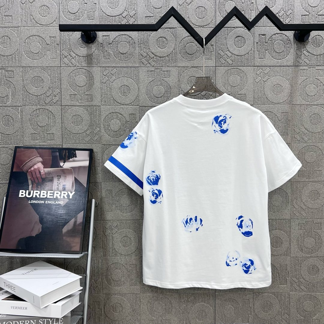  
BURBERRY 巴宝莉 直喷玫瑰花字母拼接印花
 大Logo经典识标印花精致升级
灵感源自八十年代
