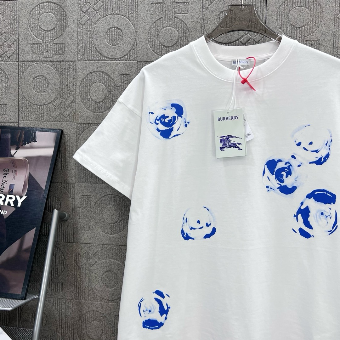  
BURBERRY 巴宝莉 直喷玫瑰花字母拼接印花
 大Logo经典识标印花精致升级
灵感源自八十年代