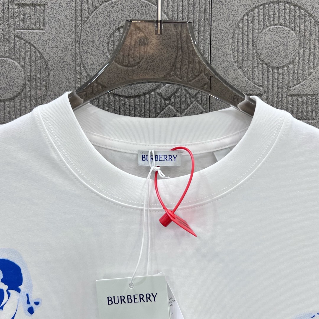  
BURBERRY 巴宝莉 直喷玫瑰花字母拼接印花
 大Logo经典识标印花精致升级
灵感源自八十年代