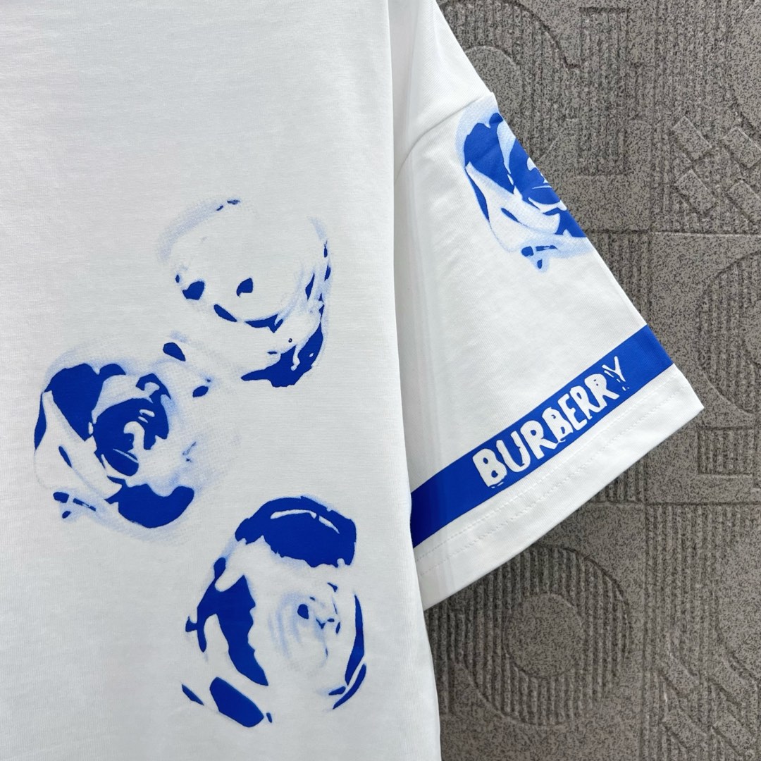  
BURBERRY 巴宝莉 直喷玫瑰花字母拼接印花
 大Logo经典识标印花精致升级
灵感源自八十年代