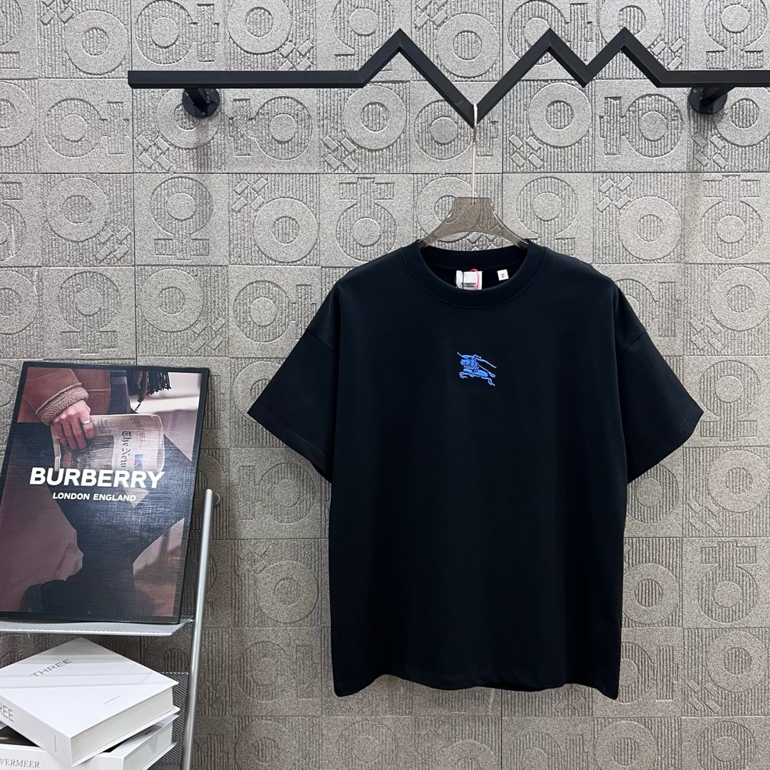  
BURBERRY 巴宝莉 经典战马刺绣🪡
 Logo经典识标印花精致升级
灵感源自八十年代复古
原版