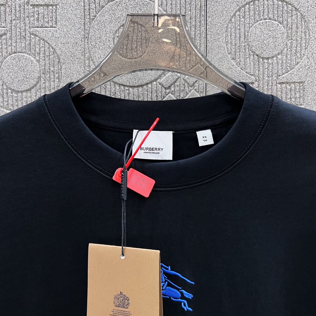  
BURBERRY 巴宝莉 经典战马刺绣🪡
 Logo经典识标印花精致升级
灵感源自八十年代复古
原版