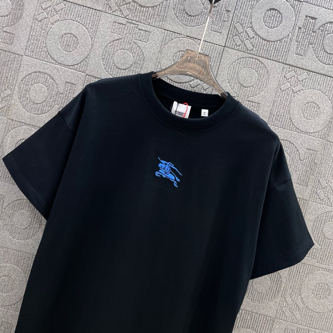  
BURBERRY 巴宝莉 经典战马刺绣🪡
 Logo经典识标印花精致升级
灵感源自八十年代复古
原版