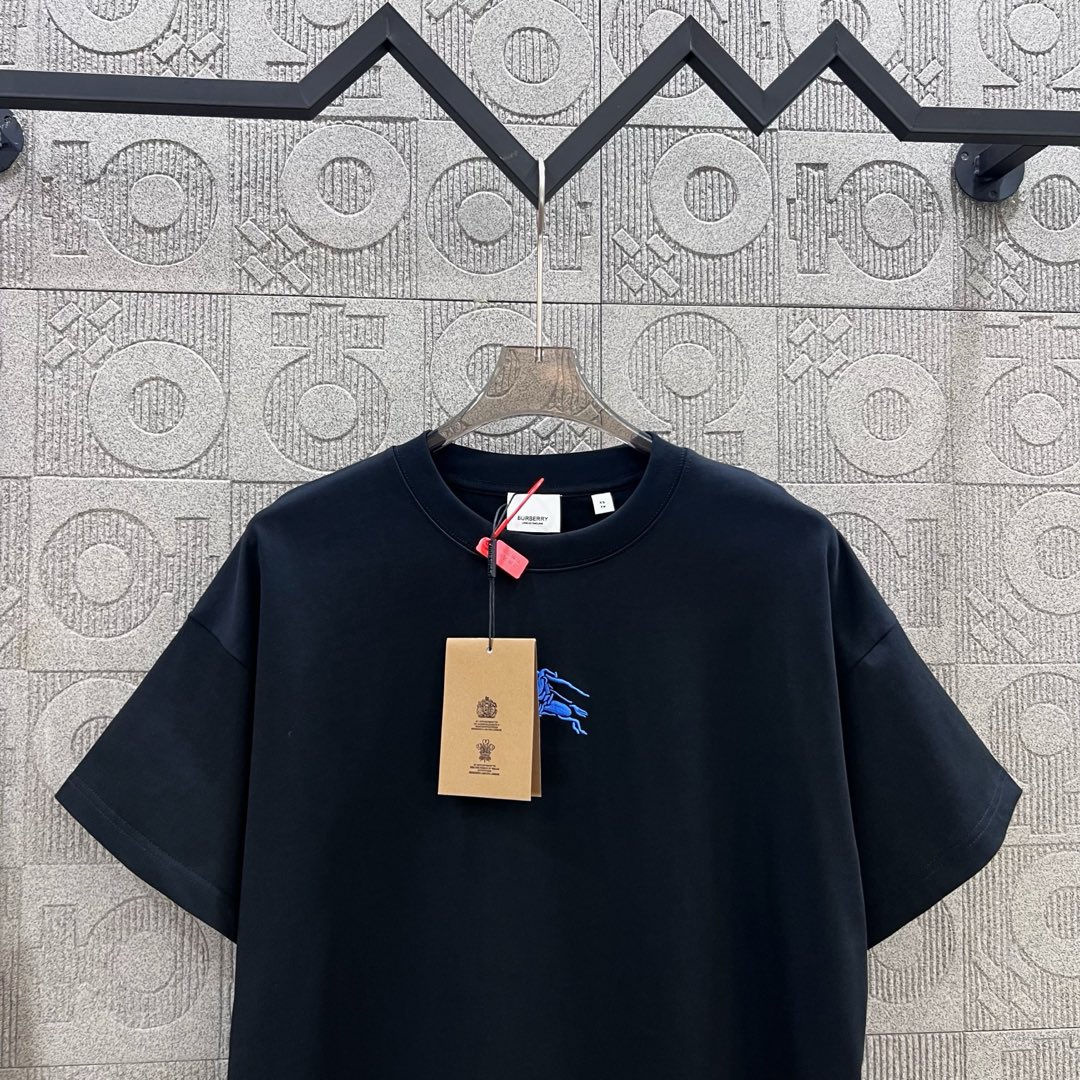  
BURBERRY 巴宝莉 经典战马刺绣🪡
 Logo经典识标印花精致升级
灵感源自八十年代复古
原版