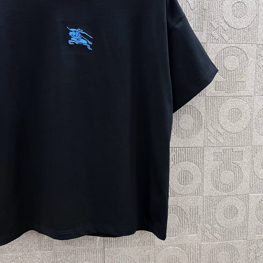  
BURBERRY 巴宝莉 经典战马刺绣🪡
 Logo经典识标印花精致升级
灵感源自八十年代复古
原版