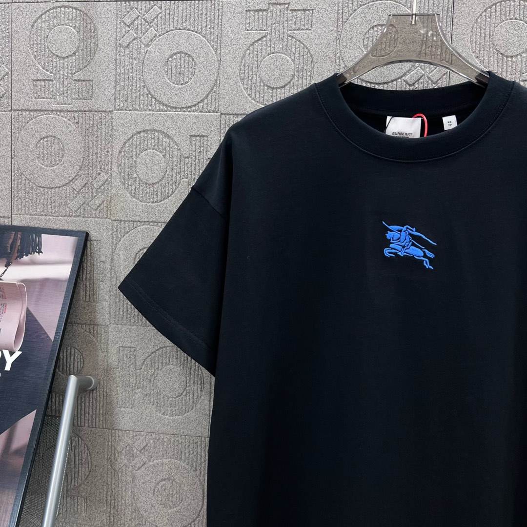  
BURBERRY 巴宝莉 经典战马刺绣🪡
 Logo经典识标印花精致升级
灵感源自八十年代复古
原版