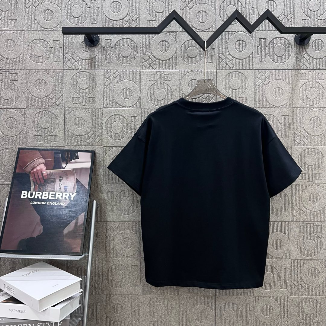  
BURBERRY 巴宝莉 经典战马刺绣🪡
 Logo经典识标印花精致升级
灵感源自八十年代复古
原版
