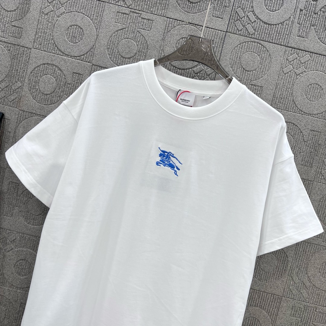  
BURBERRY 巴宝莉 经典战马刺绣🪡
 Logo经典识标印花精致升级
灵感源自八十年代复古
原版