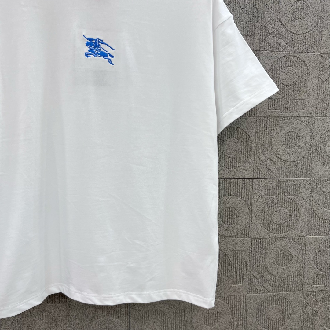  
BURBERRY 巴宝莉 经典战马刺绣🪡
 Logo经典识标印花精致升级
灵感源自八十年代复古
原版