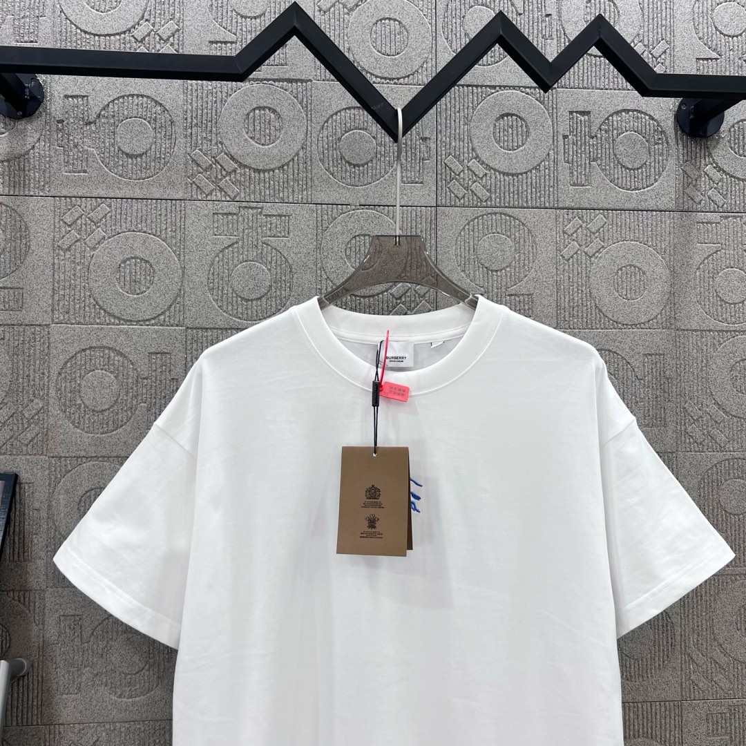  
BURBERRY 巴宝莉 经典战马刺绣🪡
 Logo经典识标印花精致升级
灵感源自八十年代复古
原版