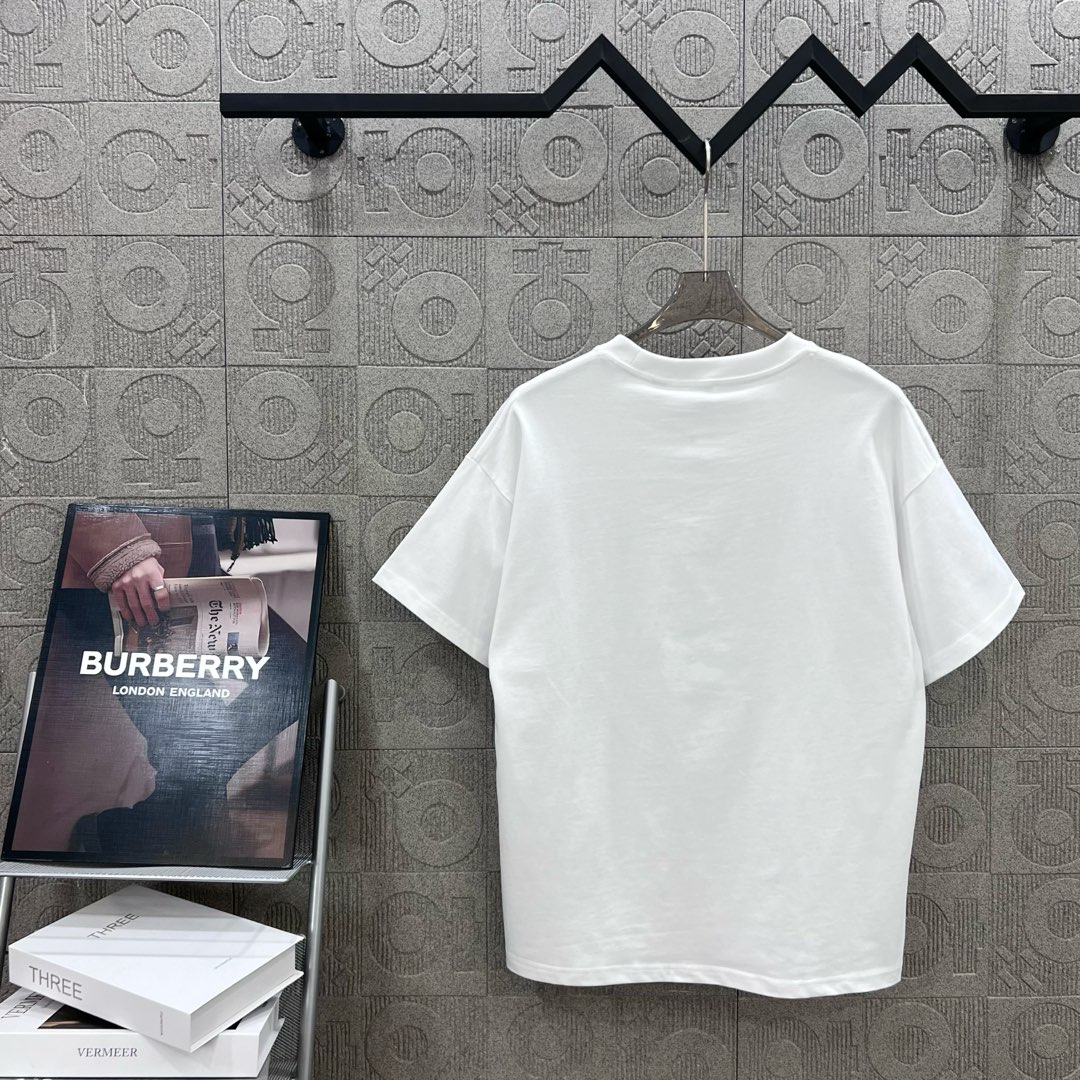  
BURBERRY 巴宝莉 经典战马刺绣🪡
 Logo经典识标印花精致升级
灵感源自八十年代复古
原版