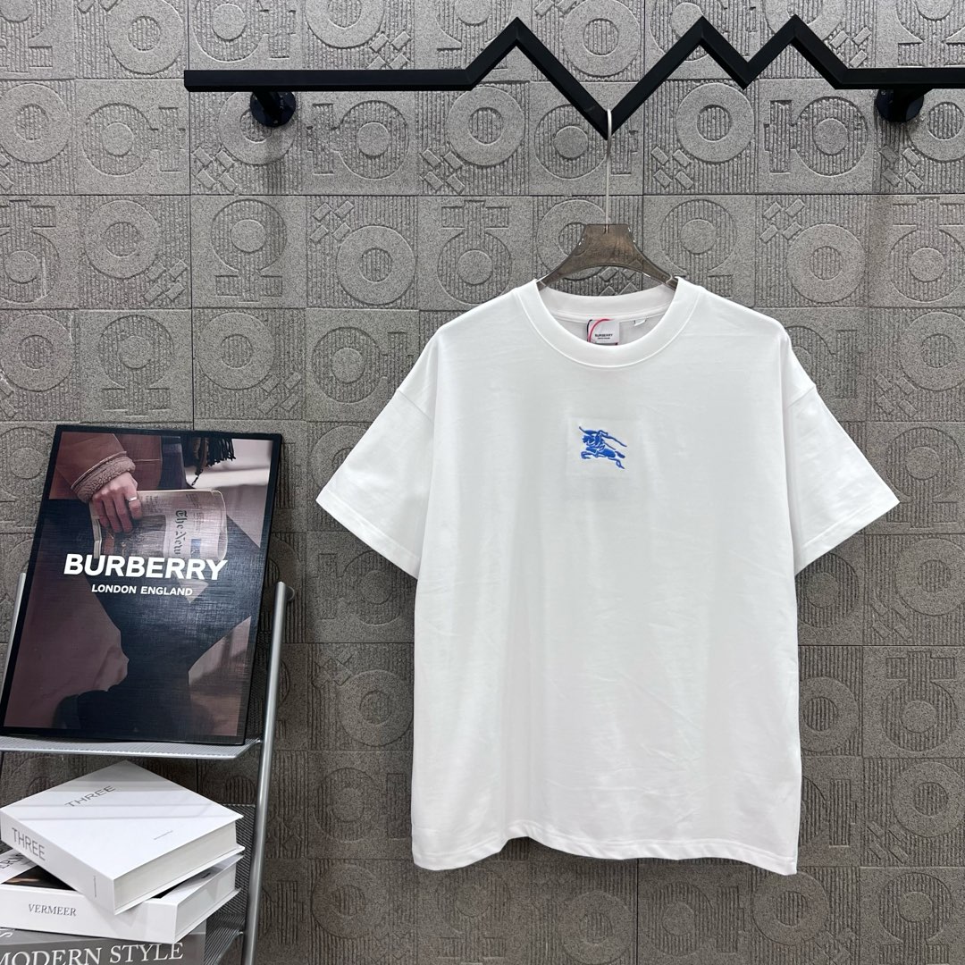  
BURBERRY 巴宝莉 经典战马刺绣🪡
 Logo经典识标印花精致升级
灵感源自八十年代复古
原版