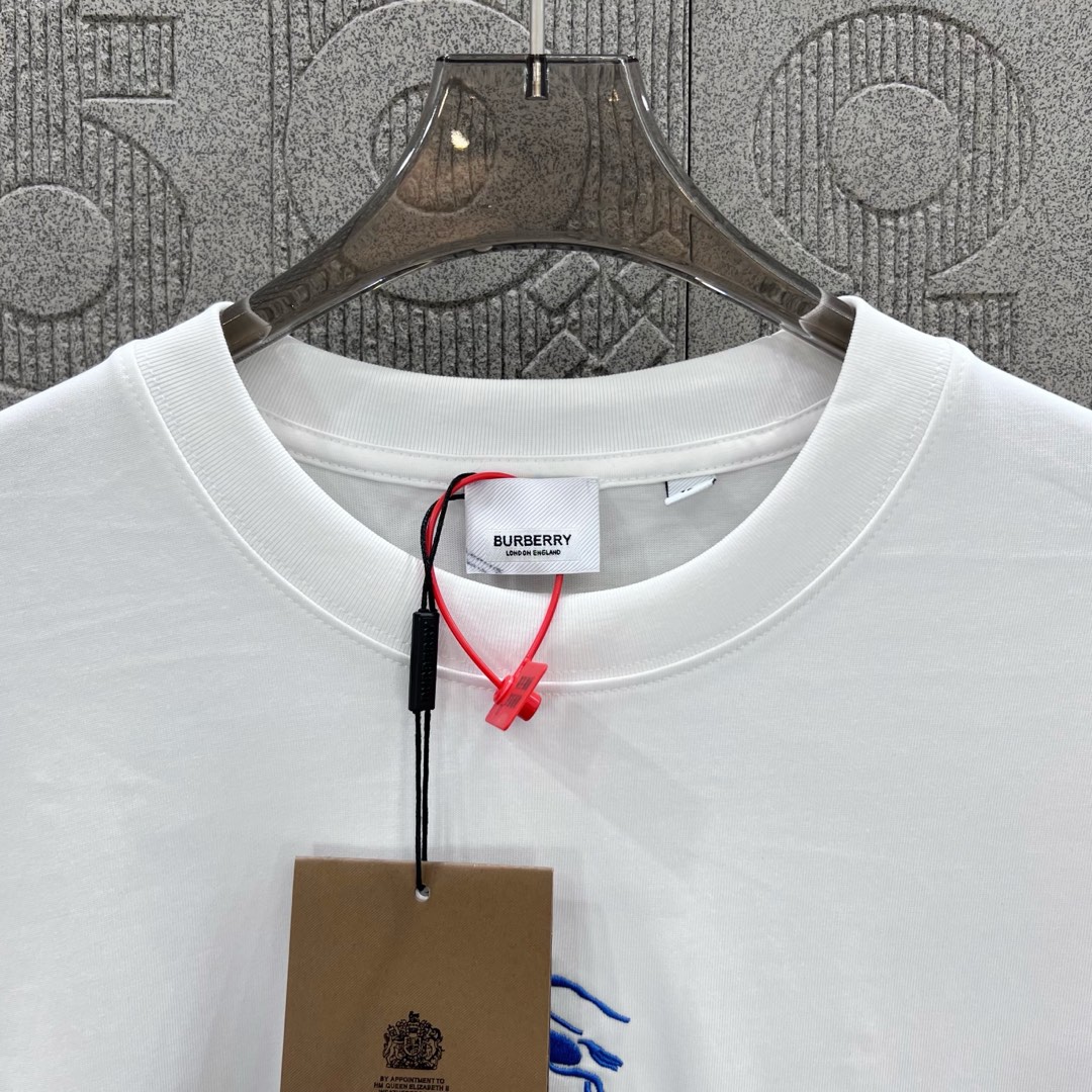  
BURBERRY 巴宝莉 经典战马刺绣🪡
 Logo经典识标印花精致升级
灵感源自八十年代复古
原版