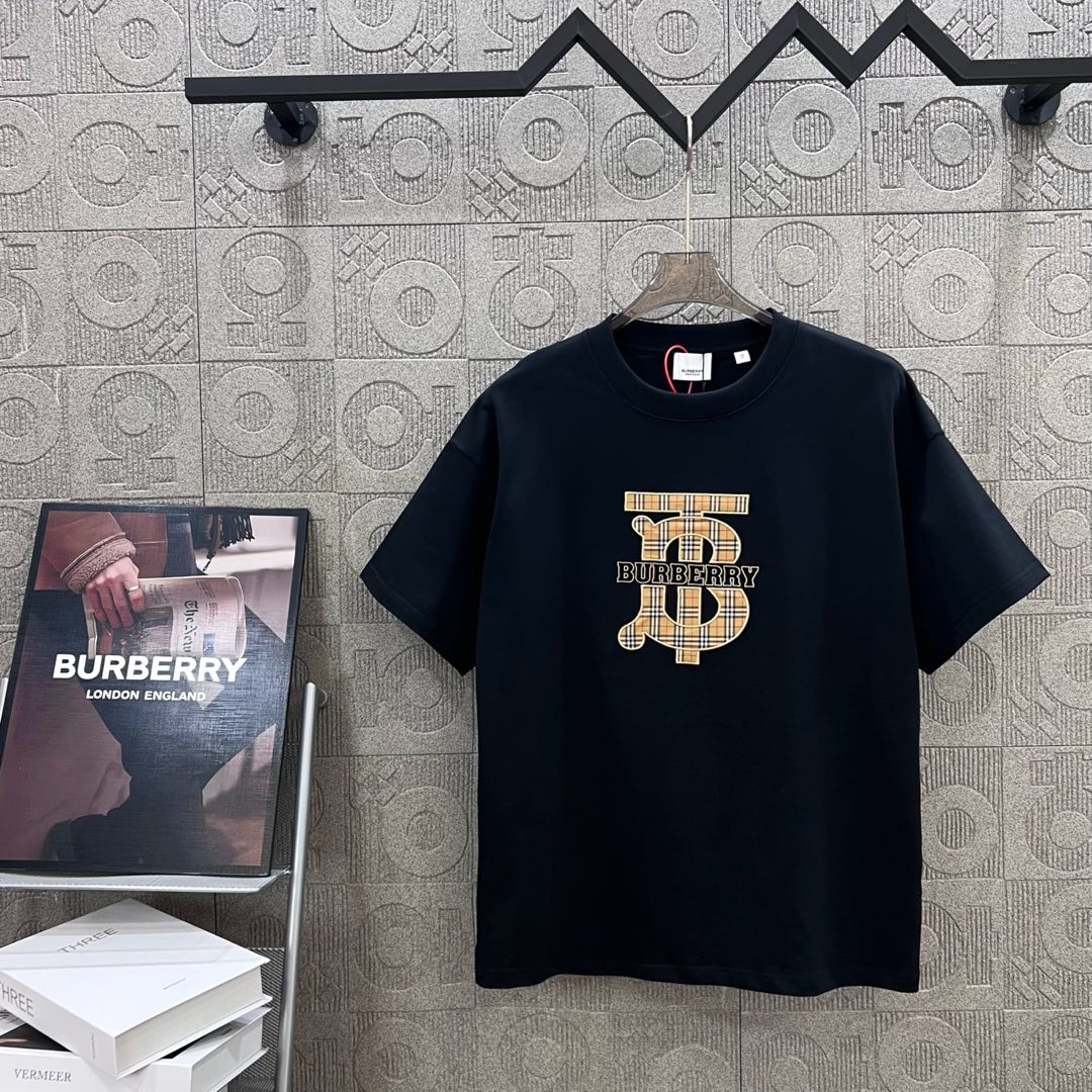  
BURBERRY 巴宝莉 TB格子贴布刺绣🪡
 大Logo经典识标印花精致升级
灵感源自八十年代复古