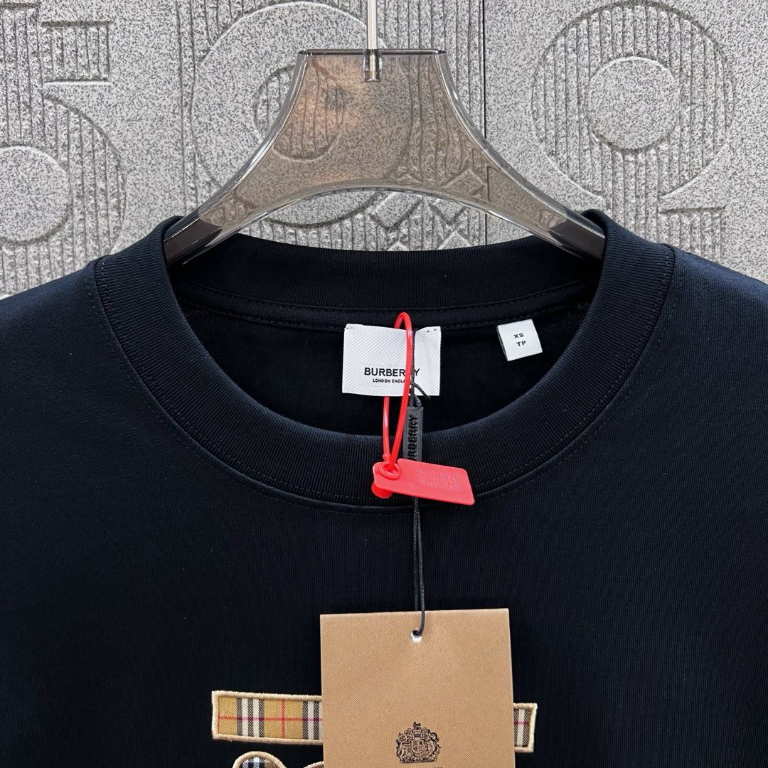  
BURBERRY 巴宝莉 TB格子贴布刺绣🪡
 大Logo经典识标印花精致升级
灵感源自八十年代复古