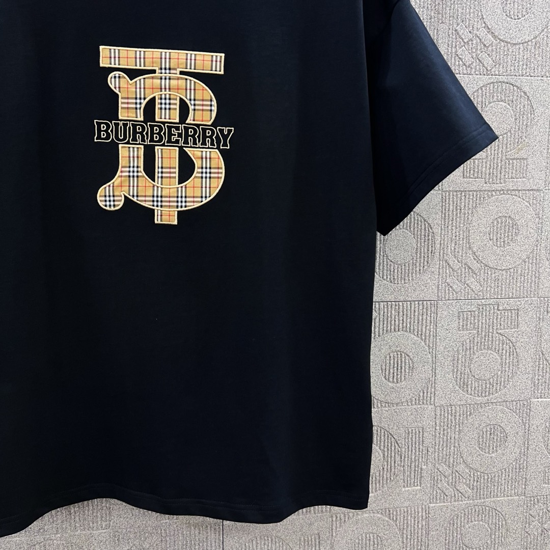  
BURBERRY 巴宝莉 TB格子贴布刺绣🪡
 大Logo经典识标印花精致升级
灵感源自八十年代复古