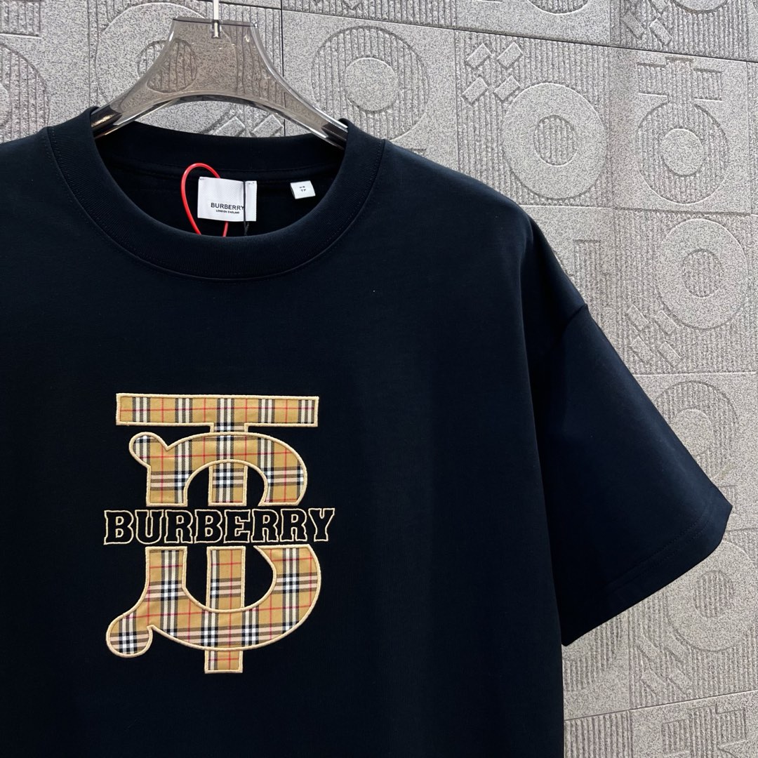  
BURBERRY 巴宝莉 TB格子贴布刺绣🪡
 大Logo经典识标印花精致升级
灵感源自八十年代复古