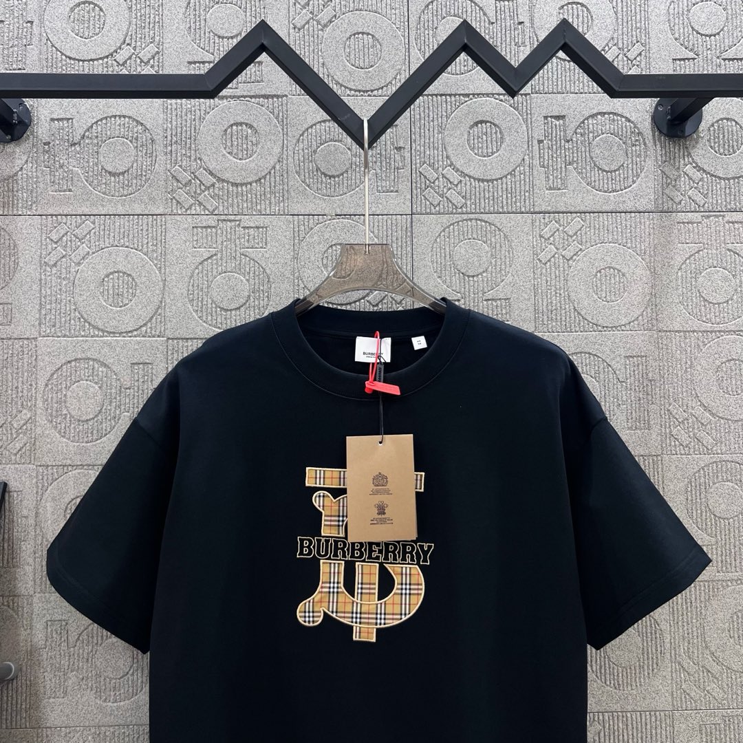  
BURBERRY 巴宝莉 TB格子贴布刺绣🪡
 大Logo经典识标印花精致升级
灵感源自八十年代复古