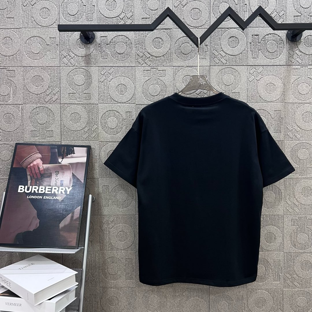  
BURBERRY 巴宝莉 TB格子贴布刺绣🪡
 大Logo经典识标印花精致升级
灵感源自八十年代复古