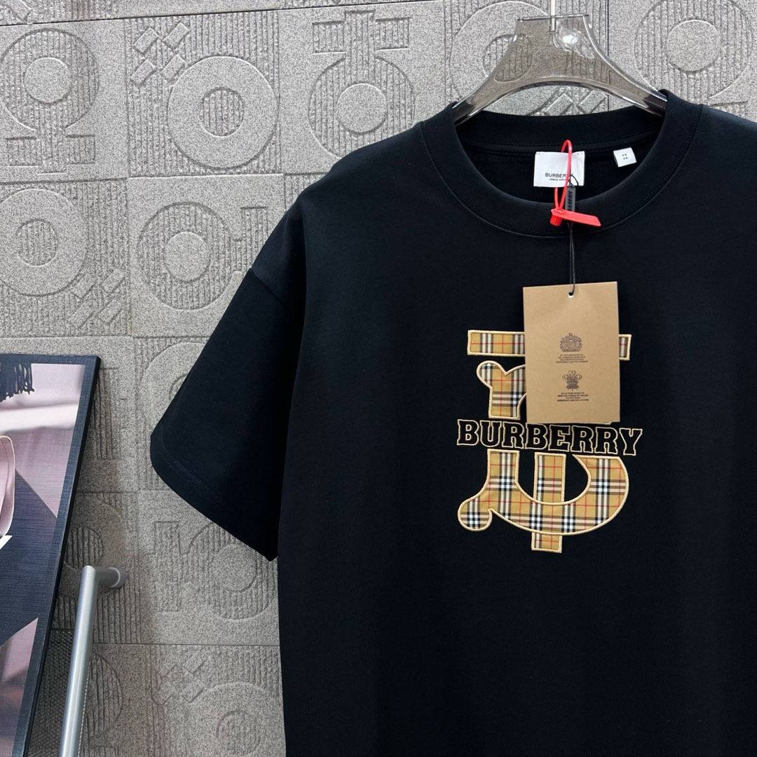  
BURBERRY 巴宝莉 TB格子贴布刺绣🪡
 大Logo经典识标印花精致升级
灵感源自八十年代复古