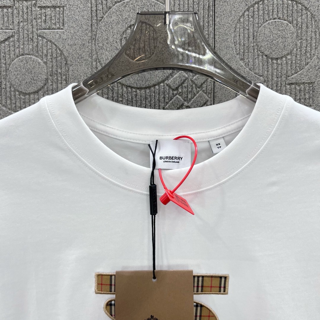  
BURBERRY 巴宝莉 TB格子贴布刺绣🪡
 大Logo经典识标印花精致升级
灵感源自八十年代复古