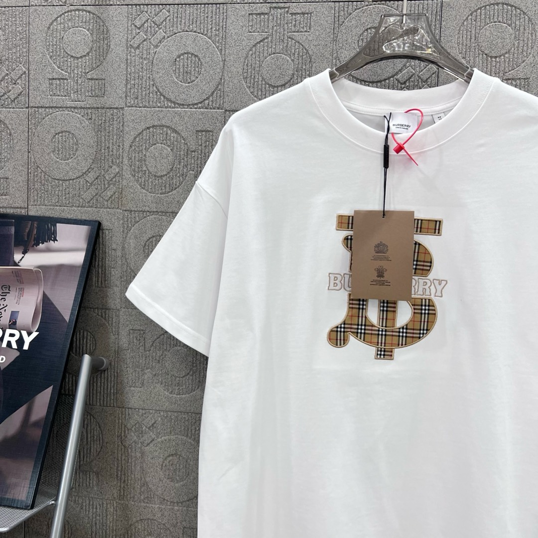  
BURBERRY 巴宝莉 TB格子贴布刺绣🪡
 大Logo经典识标印花精致升级
灵感源自八十年代复古