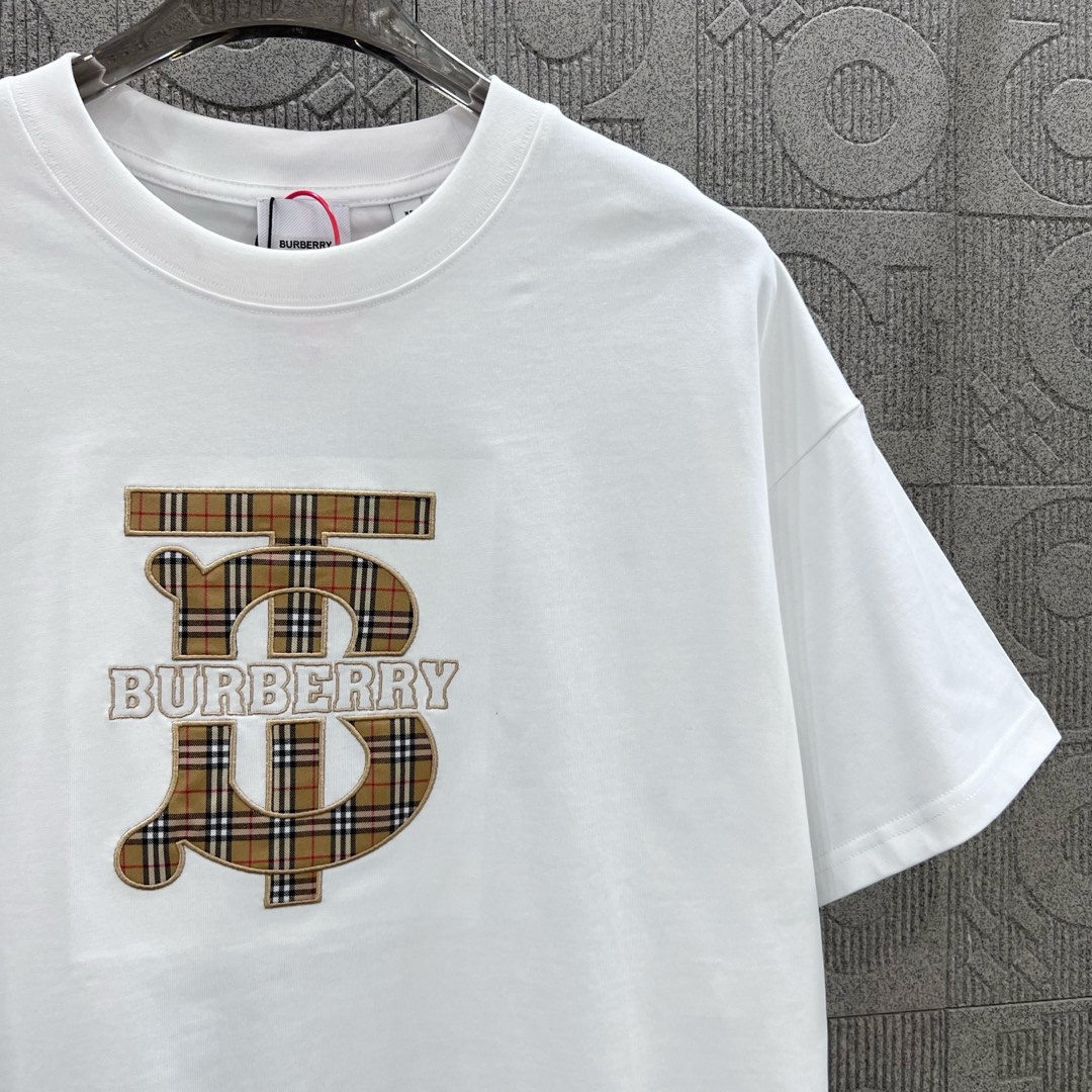  
BURBERRY 巴宝莉 TB格子贴布刺绣🪡
 大Logo经典识标印花精致升级
灵感源自八十年代复古