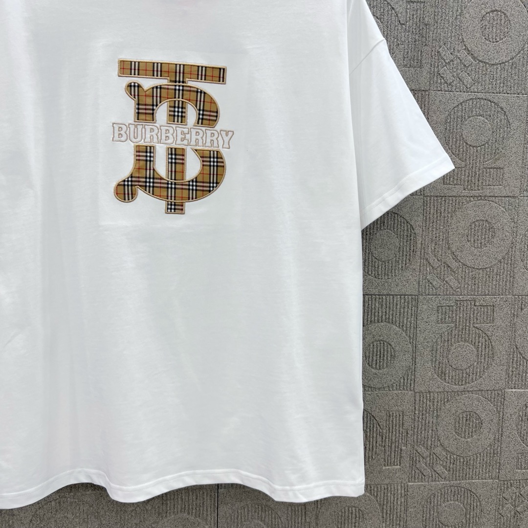  
BURBERRY 巴宝莉 TB格子贴布刺绣🪡
 大Logo经典识标印花精致升级
灵感源自八十年代复古