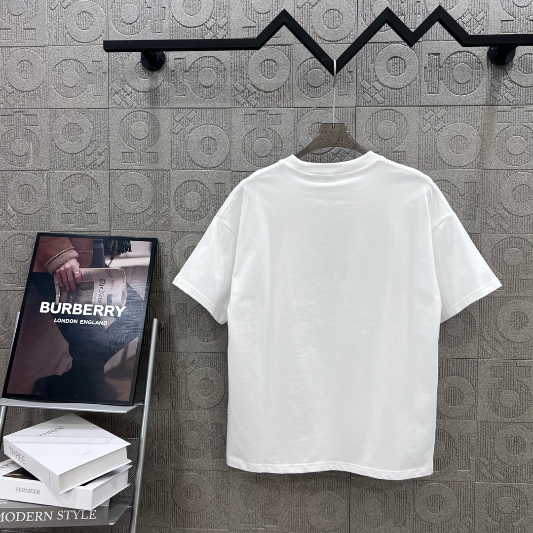  
BURBERRY 巴宝莉 TB格子贴布刺绣🪡
 大Logo经典识标印花精致升级
灵感源自八十年代复古