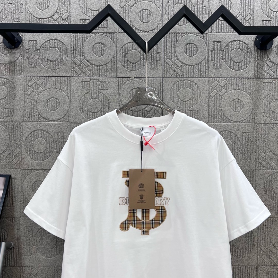  
BURBERRY 巴宝莉 TB格子贴布刺绣🪡
 大Logo经典识标印花精致升级
灵感源自八十年代复古