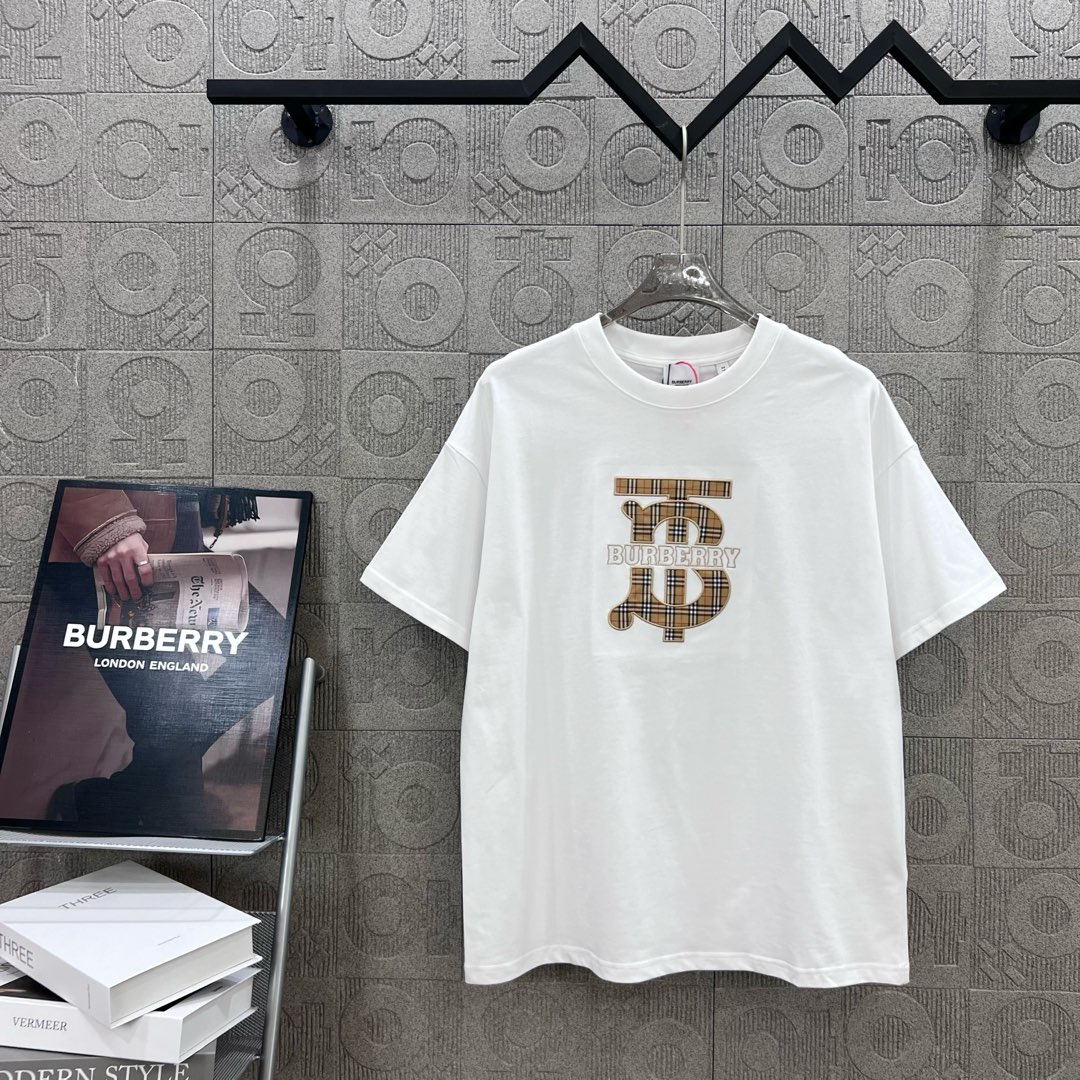  
BURBERRY 巴宝莉 TB格子贴布刺绣🪡
 大Logo经典识标印花精致升级
灵感源自八十年代复古